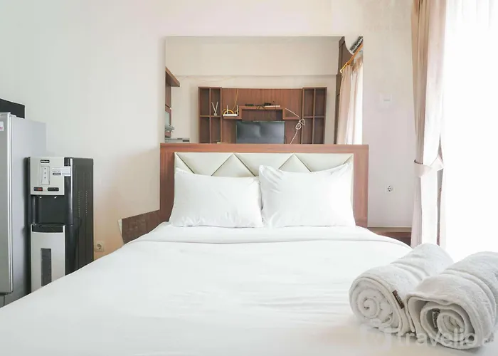 Modern Studio At Green Pramuka City Apartment By Travelio